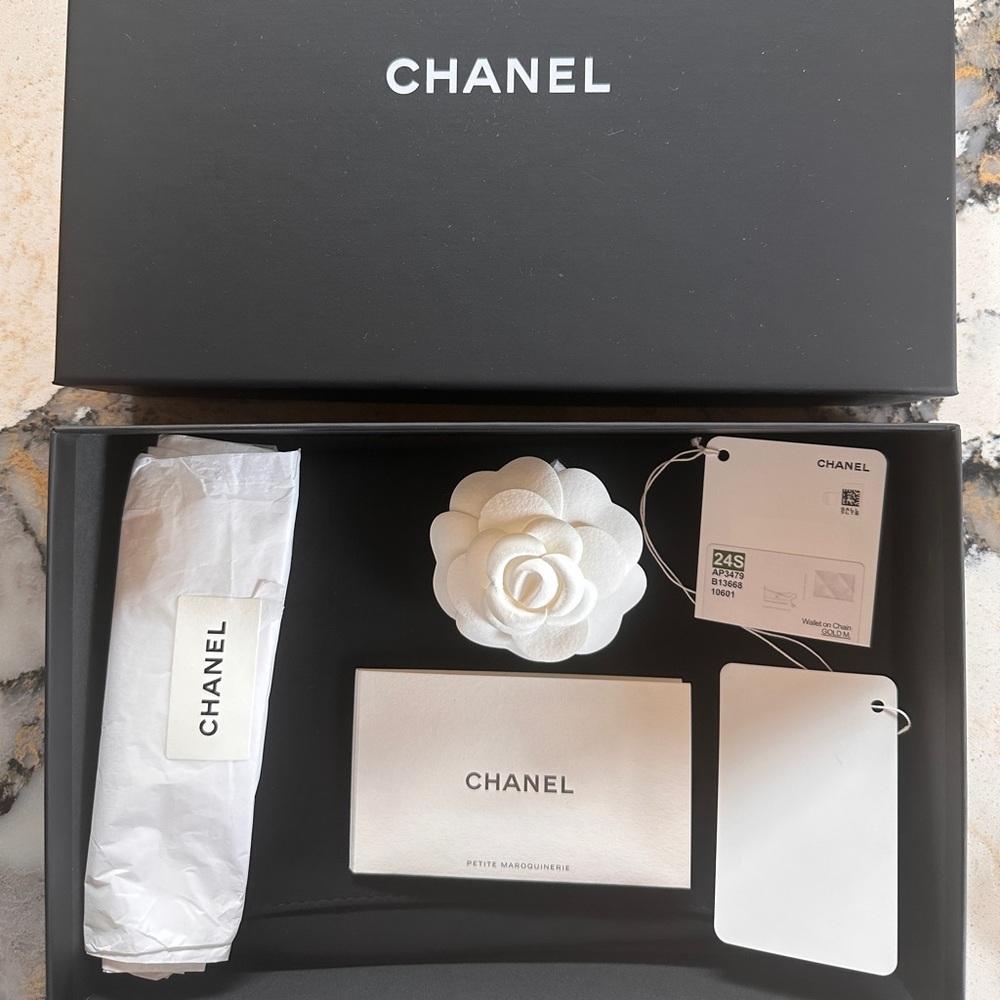FULL SET - CHANEL 2WAY WOC Pearly White Grained Calfskin & Gold HW (24S) - Picture 12 of 13